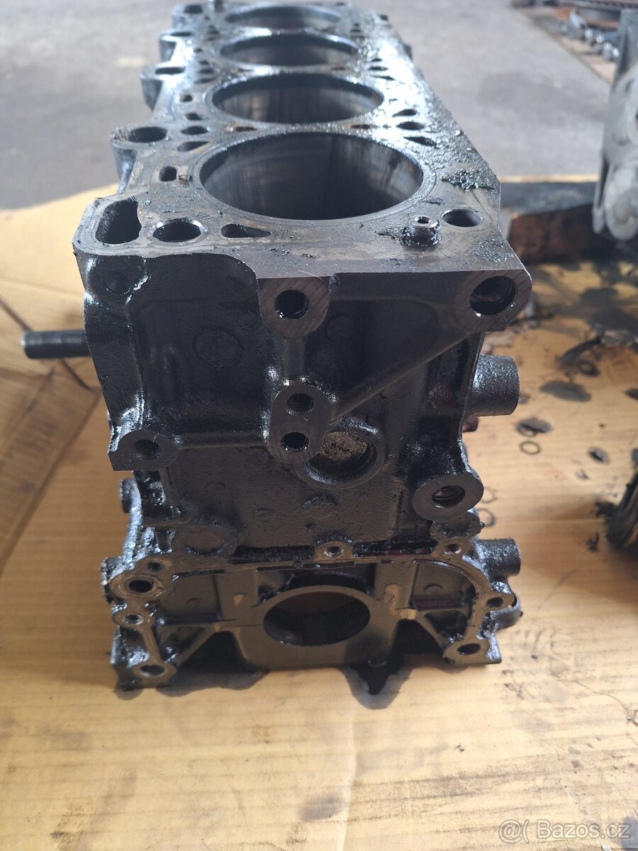 Prodám holý blok motoru Mazda RF7J - 5