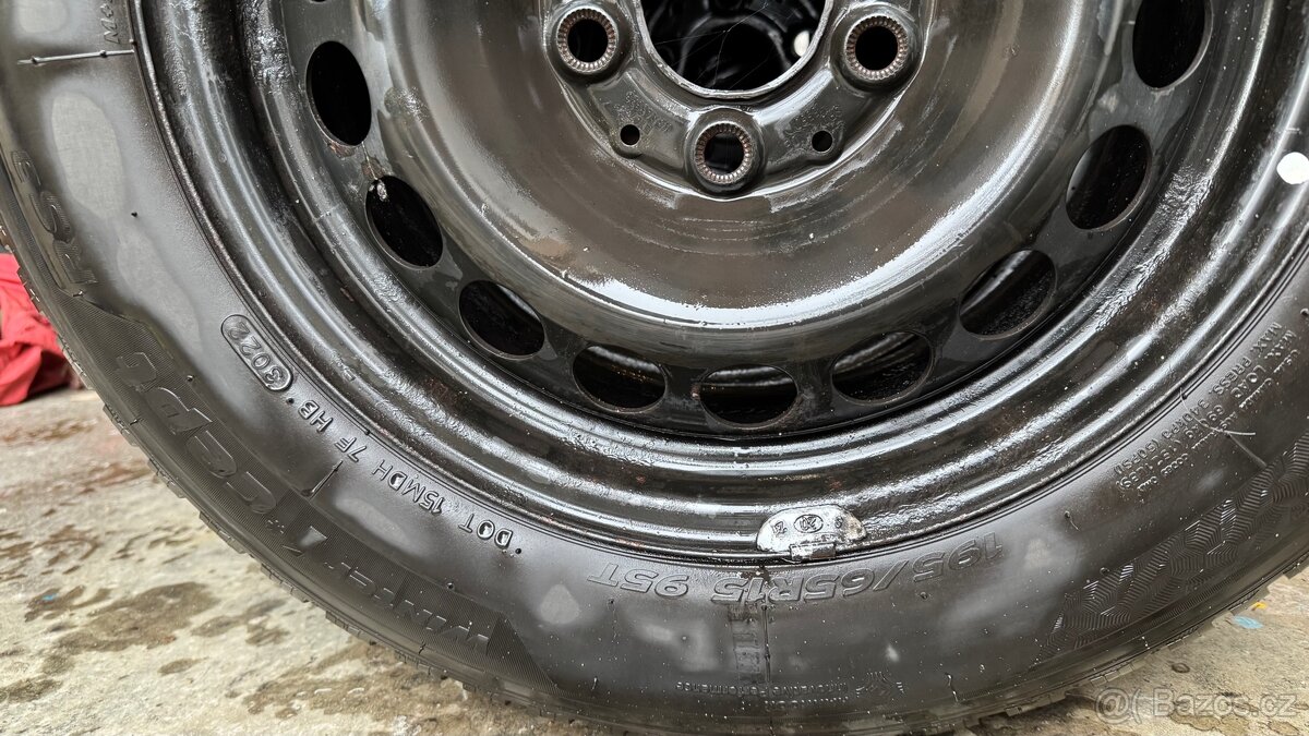 Zimní pneu R15 + plechové disky + poklice Mercedes - 5