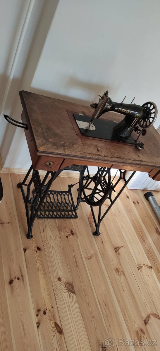 Historický šlapací šicí stroj / stůl Veritas - 5