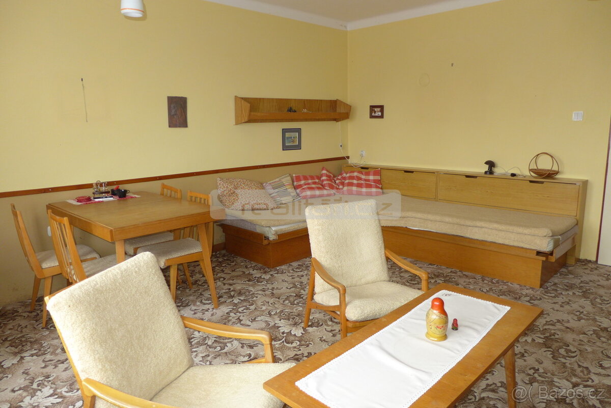 Prodej prostorného cihlového bytu 3+1 s balkonem a zahradou - 5