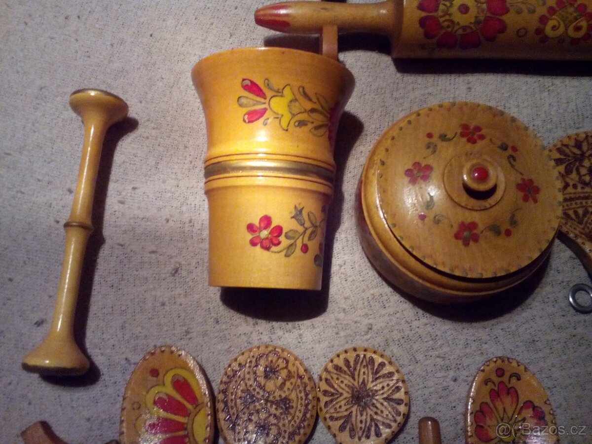 stará malovaná dřevěná dekorace - 5