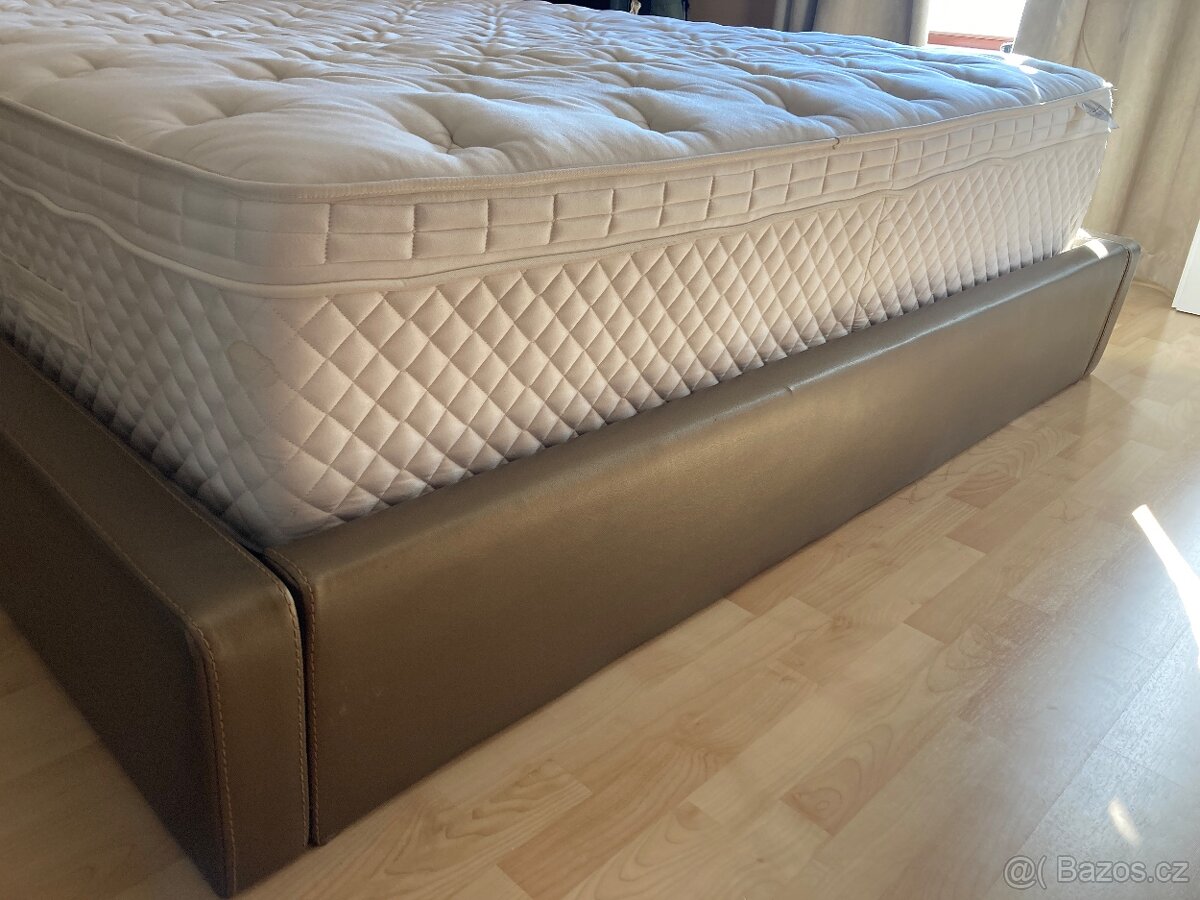 Postel s matraci a nočními stolky - 5