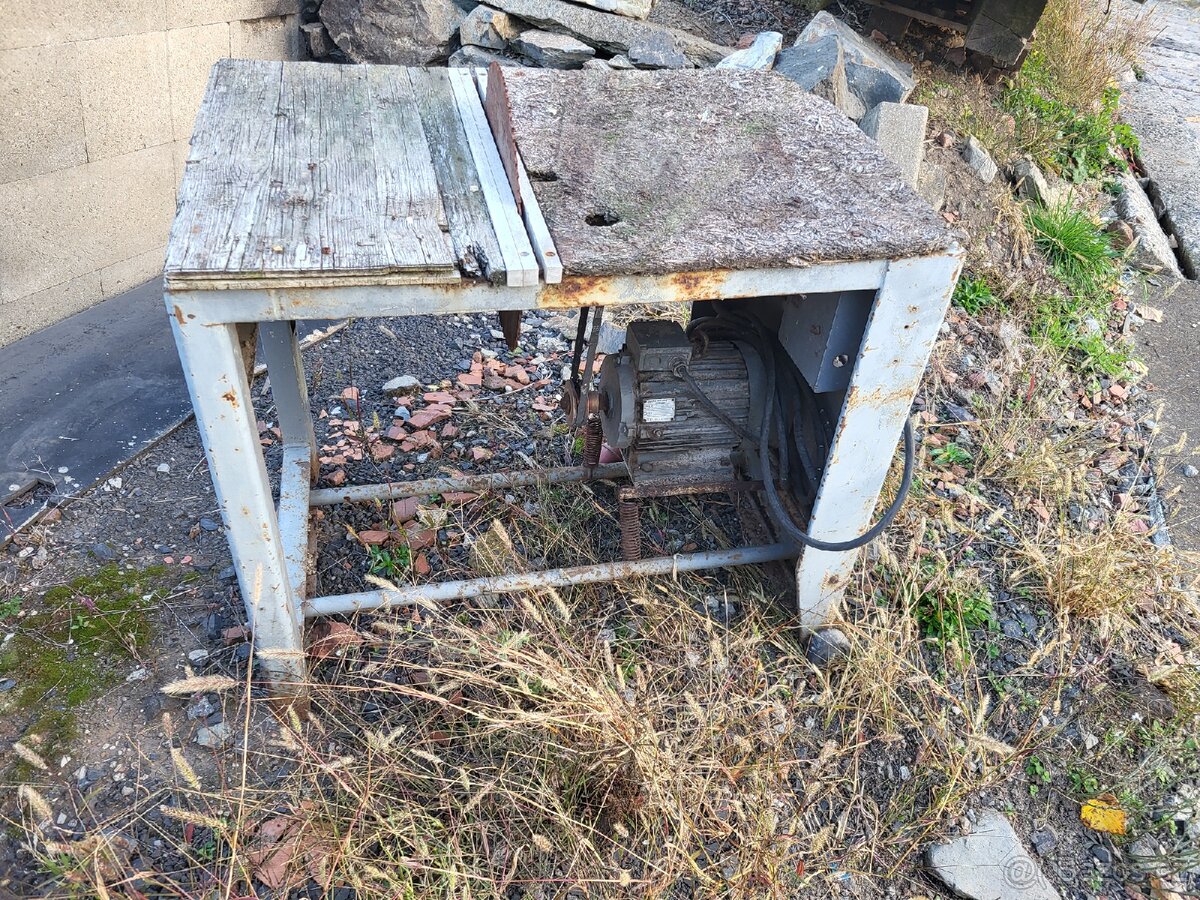 Prodám pilu kotoučovou na dřevo. Elektromotor 3kw - 5