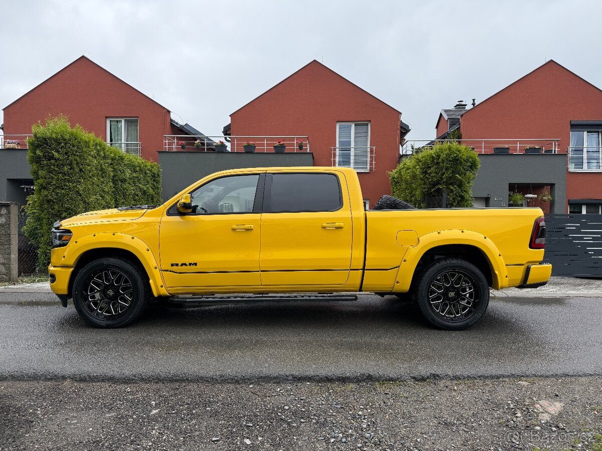 DODGE RAM 1500 HEMI LONGBED YELLOW JACKET