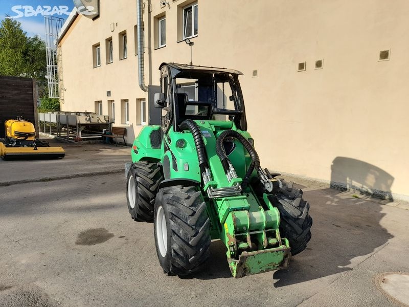 Nakladač Avant 860i ROPS - 5