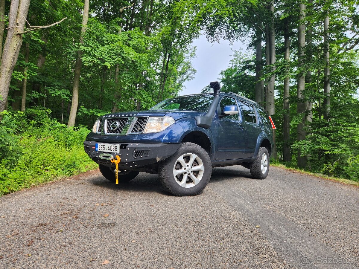 Nissan Pathfinder R51 2.5 dCi (2006) – zvednutý podvozek, na
