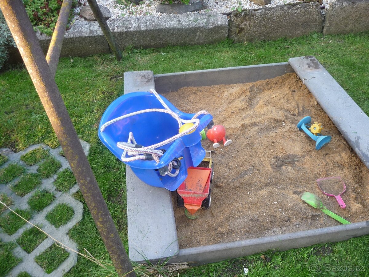 Prodám šlapací traktor, houpačku, dětské pískoviště - 5