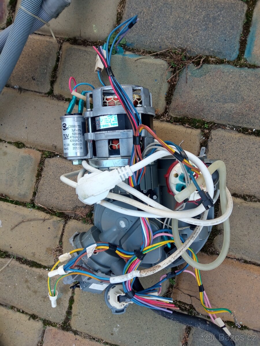 2 kusy motorů na 220 V - 5