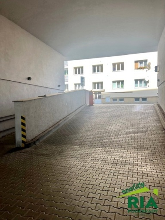 Poděbrady pronájem venk.park. krytého stání 12,83m2-centrum - 5