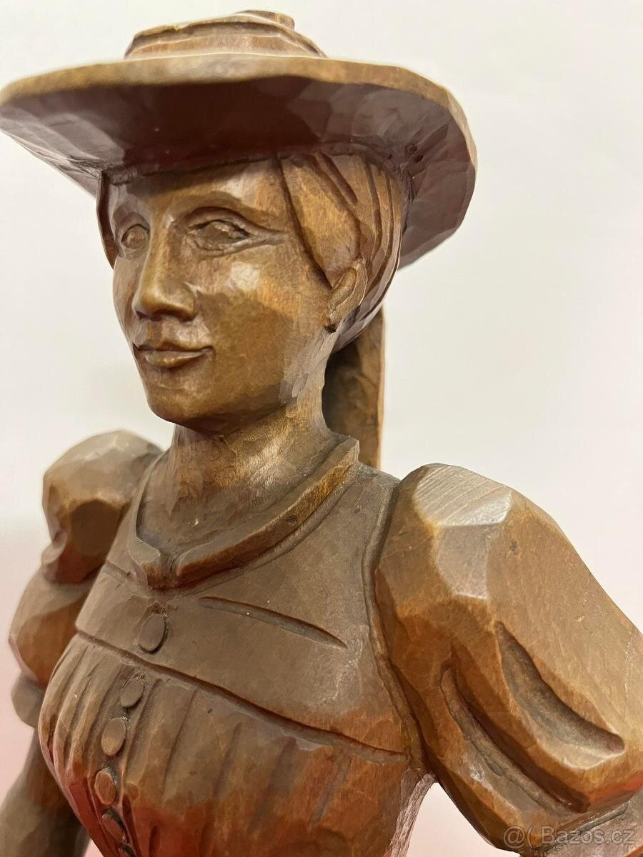 Stará, dřevěná socha, žena v kroji - 5