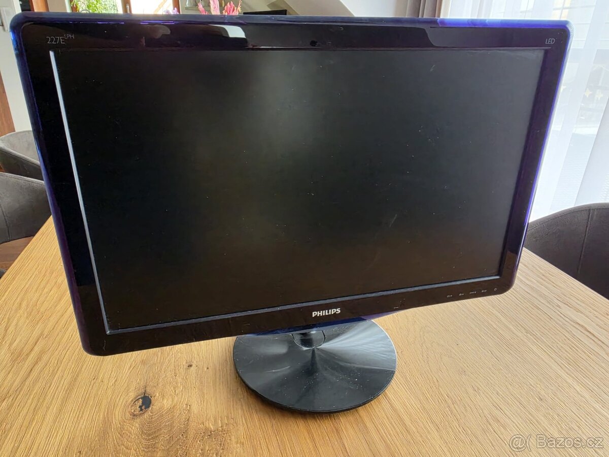 Starší PC bez HDD/SDD + Monitory - 5