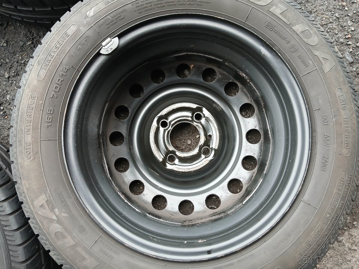 Prodám sadu kol Nissan 165/70R14 letní - 5