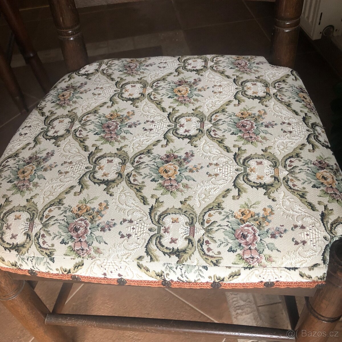 Dřevěný jídelní stůl + 4 židle - klasický styl - 5