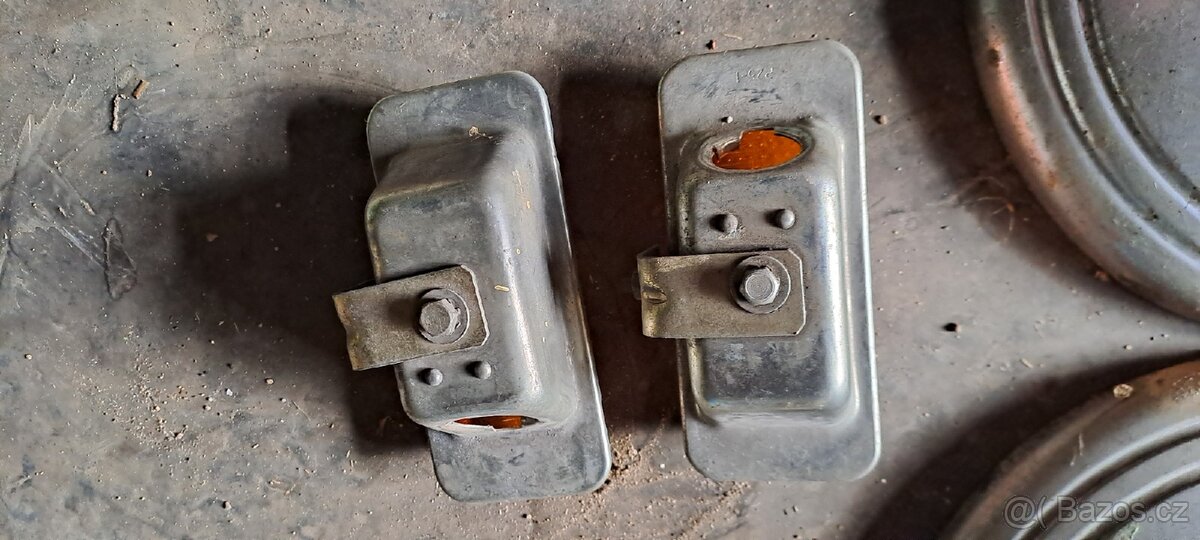 Poklice a blinkry na Škoda 100 - 5
