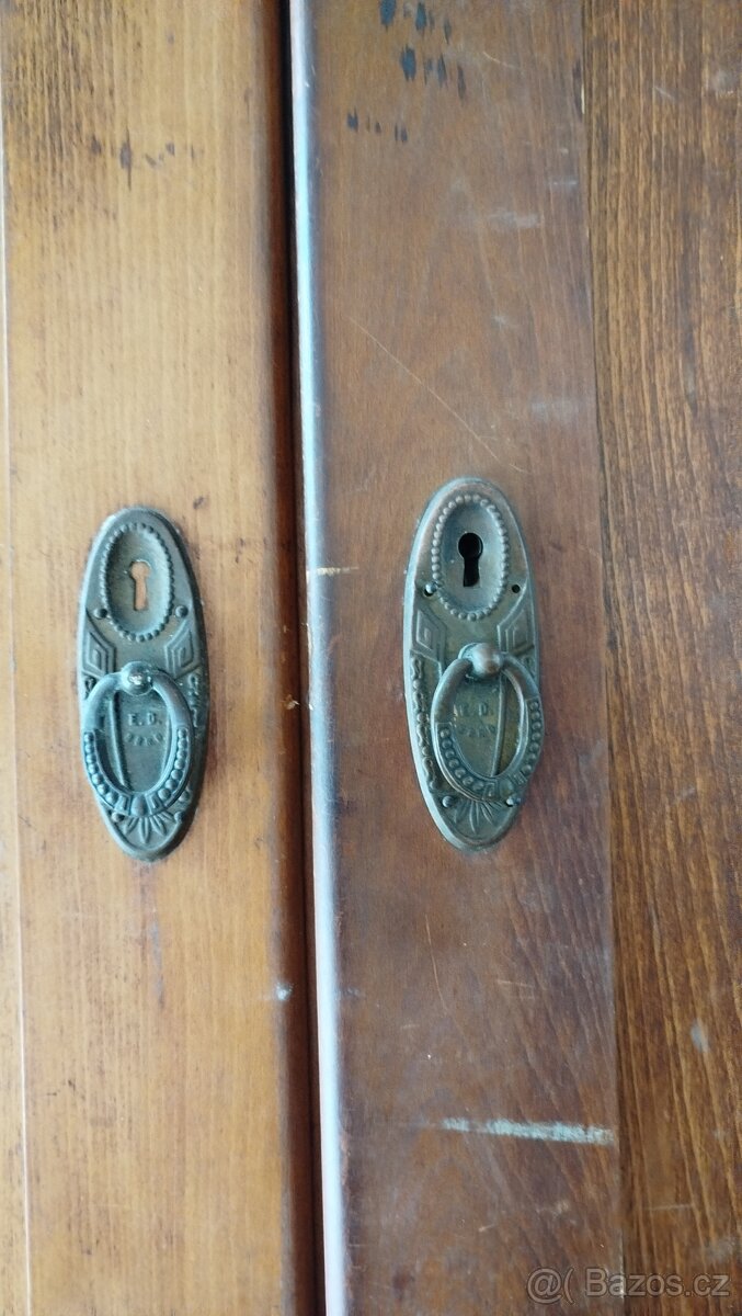 Dřevěná skříň - 5