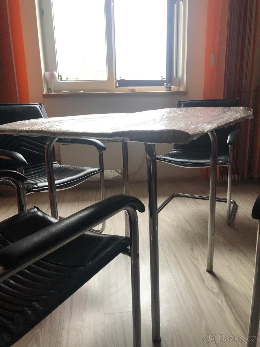 Prodám funkcionalistický stůl a 4 kožená jídelní křesla - 5