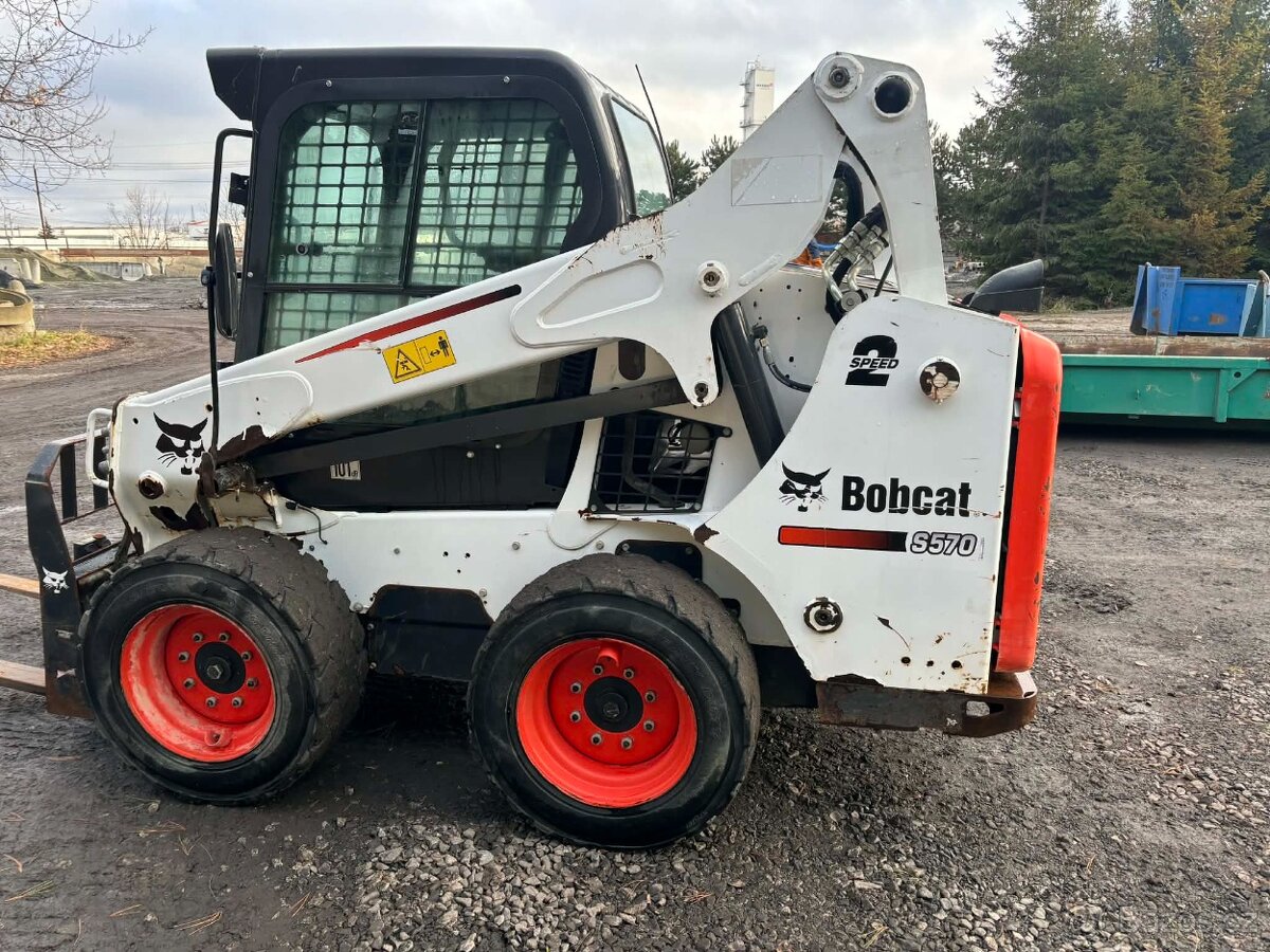 Smykový nakladač Bobcat S570 - 5