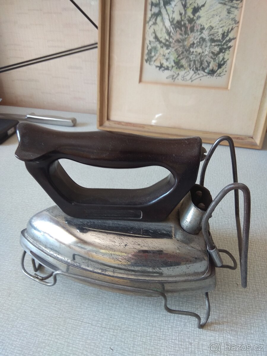 Stará elektrickou žehlička s kabelem - 5