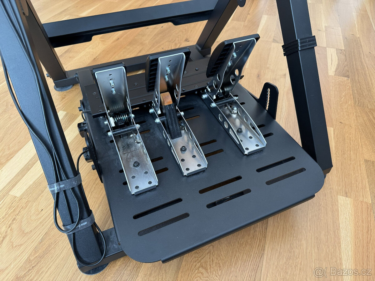 Volant a kompletní vybavení pro hraní automobilových PC her - 5