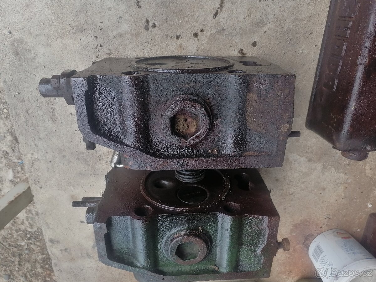 Stabilní motor Škoda hlavy s víkem. - 5