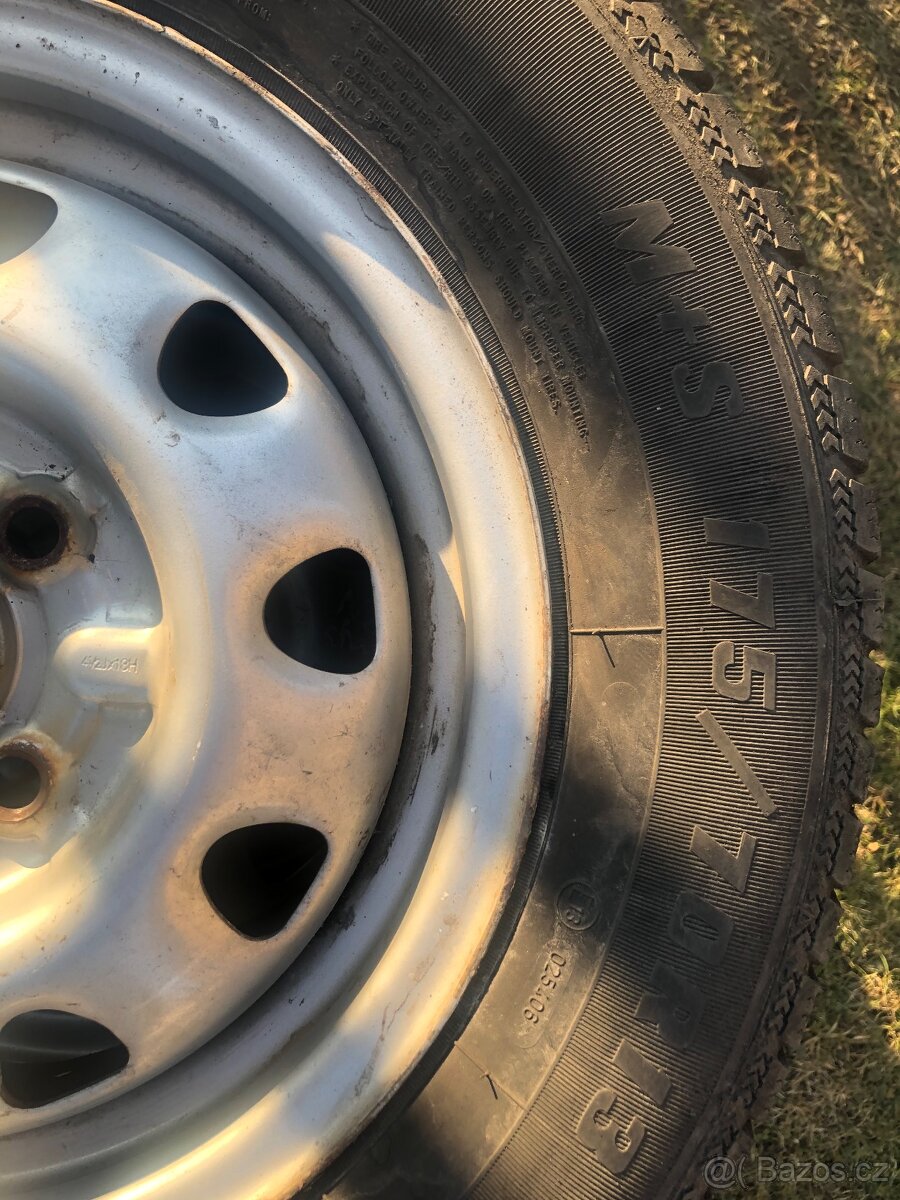 Zimní pneu i s disky na Škodu Felicii - 5