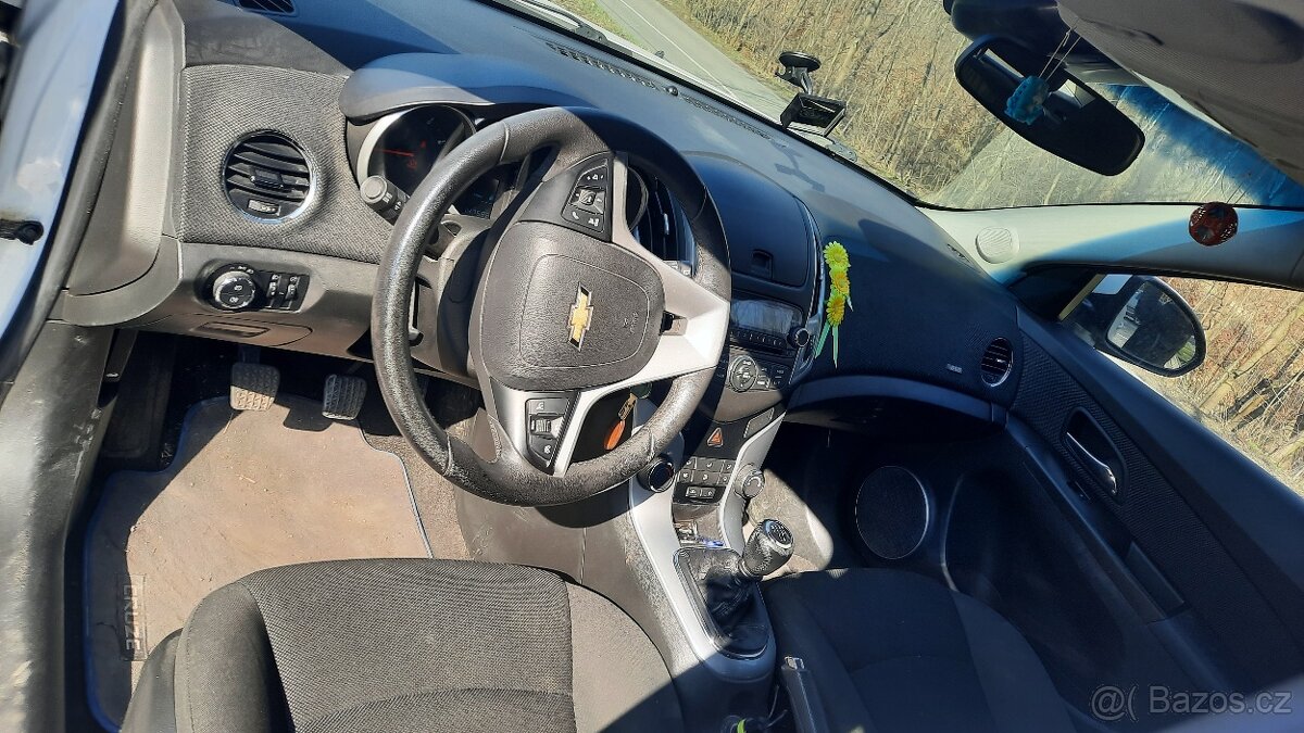 Chevrolet Cruze 1.6 hatchback - 5