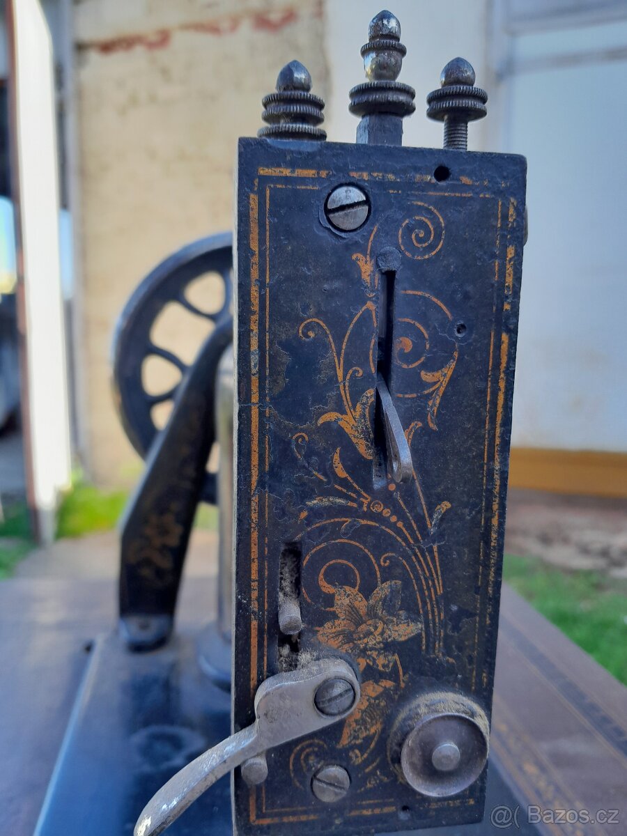 Starý šicí stroj - 5