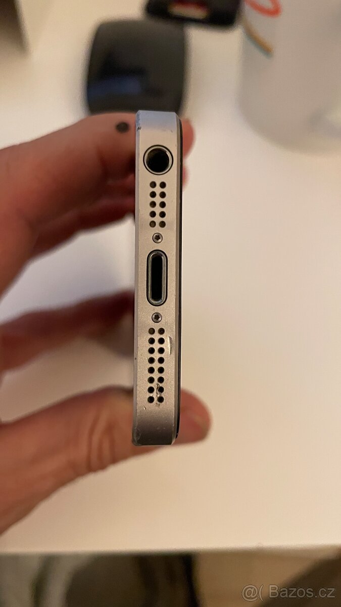 iPhone se 2016 64gb- rozbitý display - 5