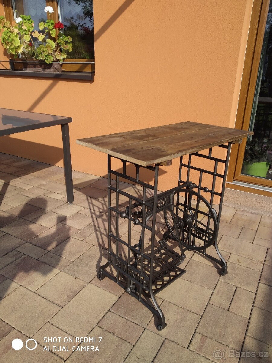 Litinový stolek s deskou z masivu s patinou. - 5