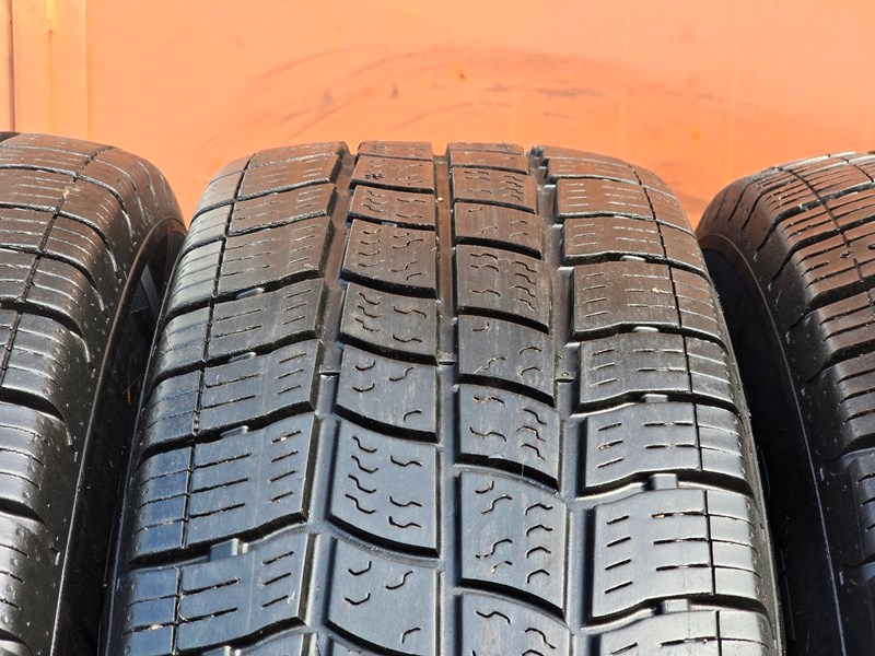 Celoroční Vredestein 215/70/15C + disky - 5