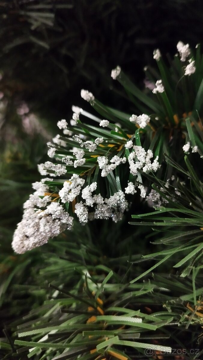 Umělý vánoční stromek s šiškami a sněhem, 220 cm. - 5