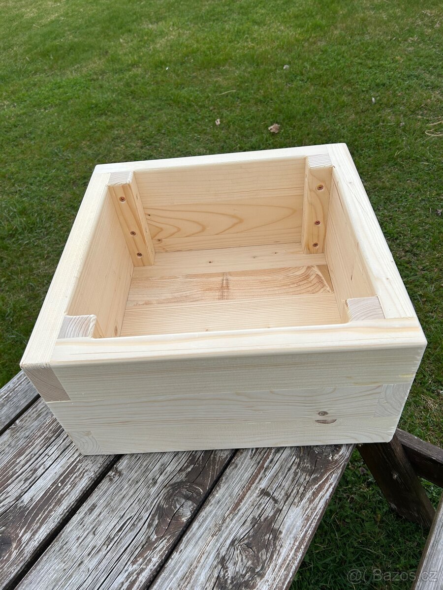 Masivní dřevěný truhlík - 5
