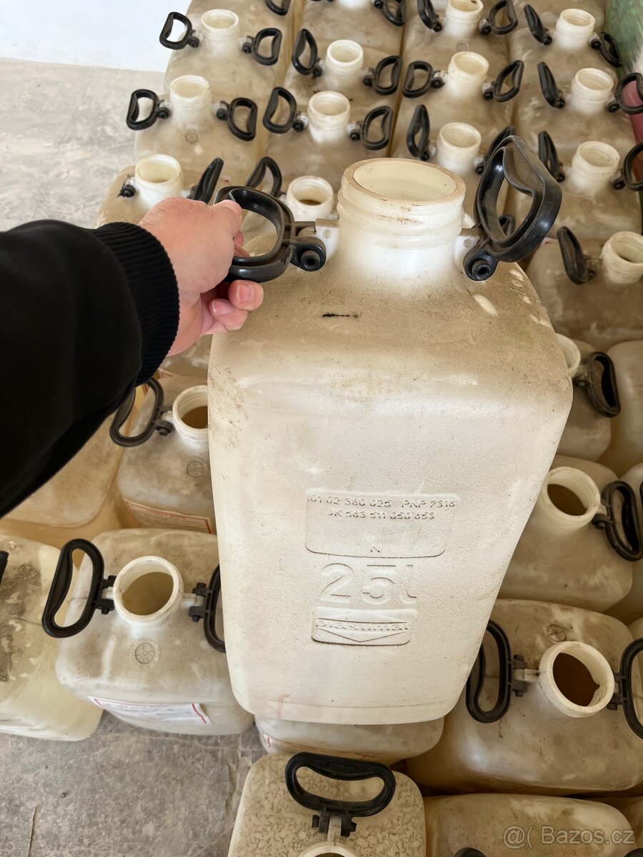 Plastové sudy 200L + kanystry 50L,30L,25L - 5