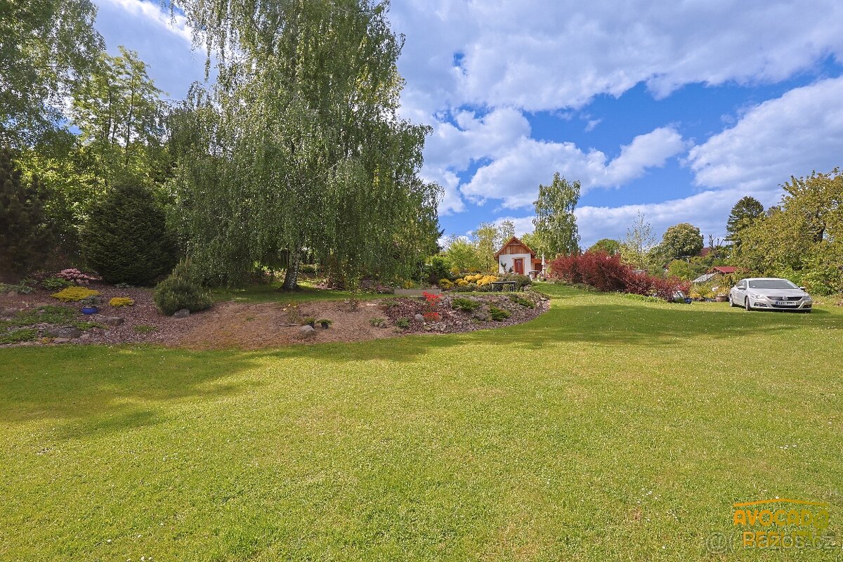 Stavební pozemek s okrasnou zahradou - 5