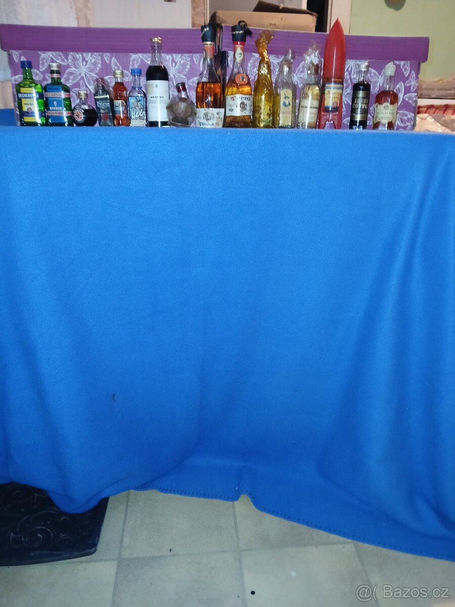 Sbírka lahviček s alkoholem - 5