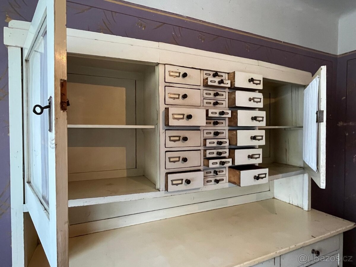 Prodám krásný starožitný prvorepublikový kuchyňský kredenc z - 5