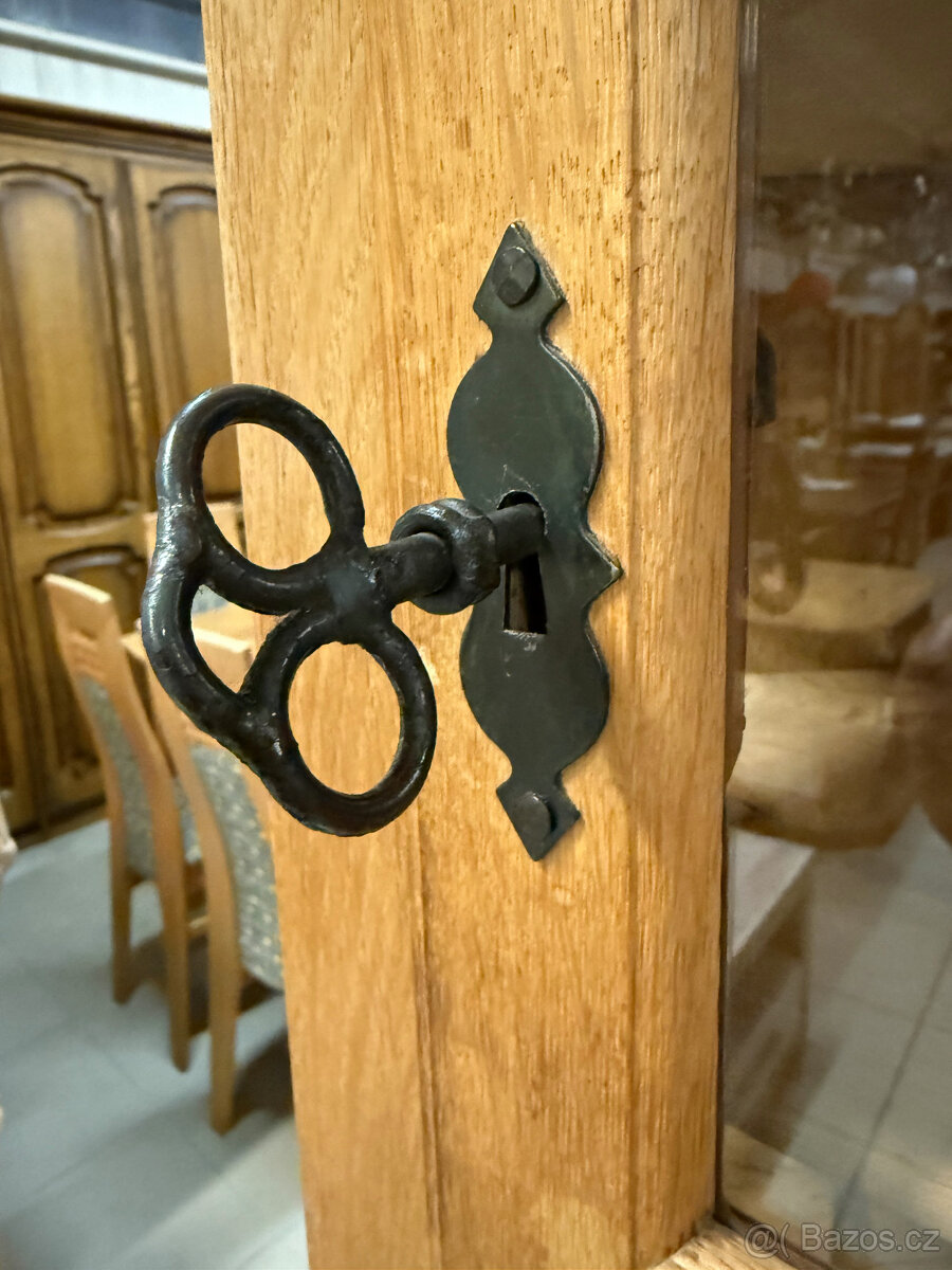 Rohová dubová prosklená vitrina- komplet masív - 5