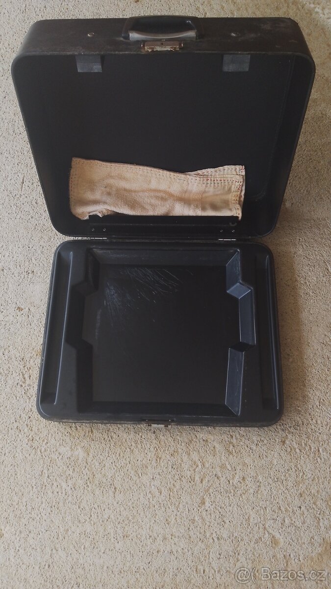 Prodám švýcarský starožitní psací stroj Hermes v kufríku - 5