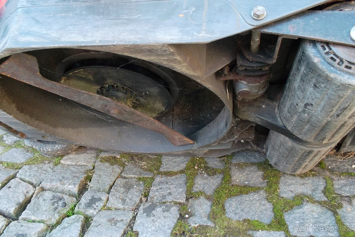 Benzínová sekačka Flymo s pojezdem - 5