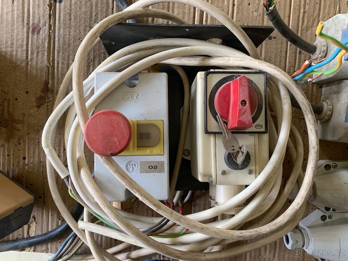 Staré elektro součásti - vypínače, zásuvky, krabičky, světla - 5