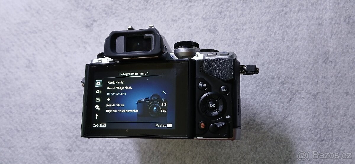 Olympus OM-D E-M10 a objektiv 14-42mm m4/3 - 5