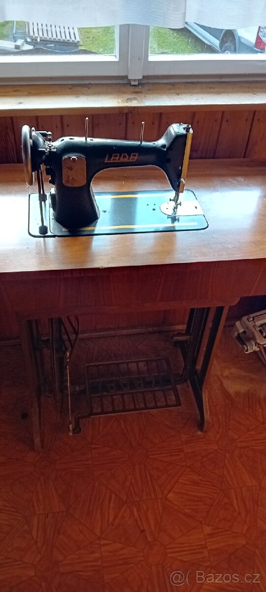 Starozitny šicí stroj Lada - 5
