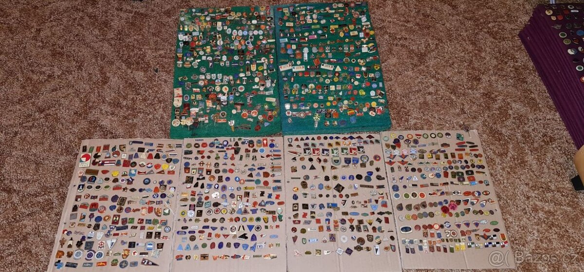 Mix mincí a odznáčků. - 5