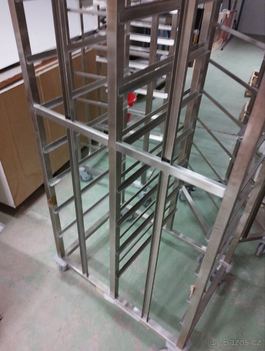 Nerezové poj.vozíky na táci. - 5