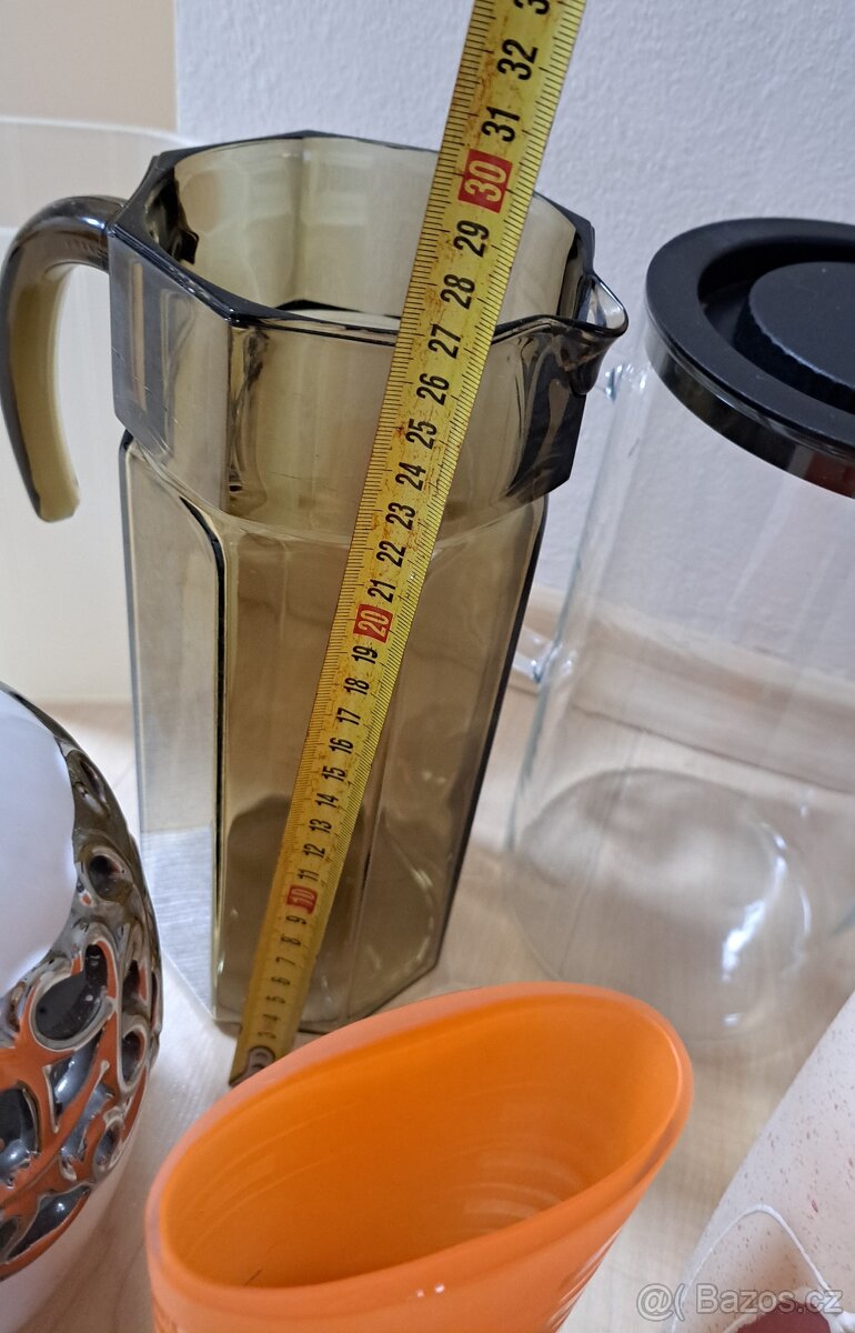 Vázy, šálky, džbány, tácek, prkýnko, odměrka,... - 5