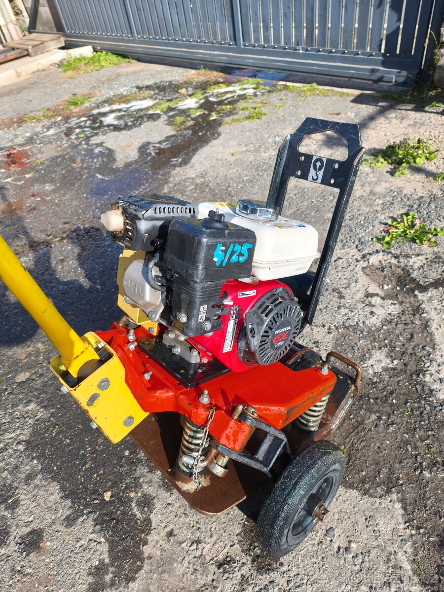 Vibrační deska DYNAPAC CM13 - 5