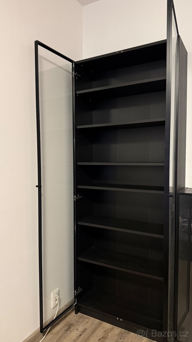 Velká prosklená vitrína – černá, jako nová - 5
