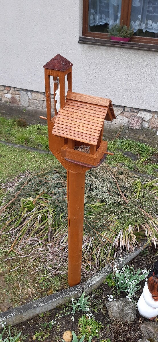 Dřevěné krmítko, ptačí budka, stolička, bedýnka
- 5