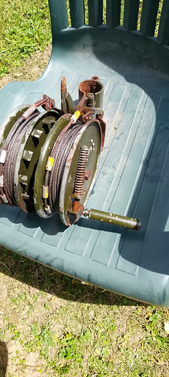 Naviják vojenský dvoukotoučový ruční