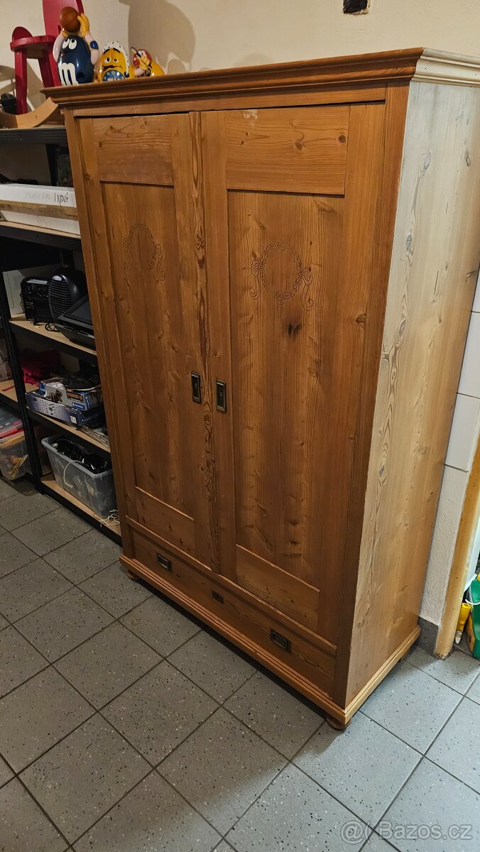 Masivní, selská šatní skříň - 5